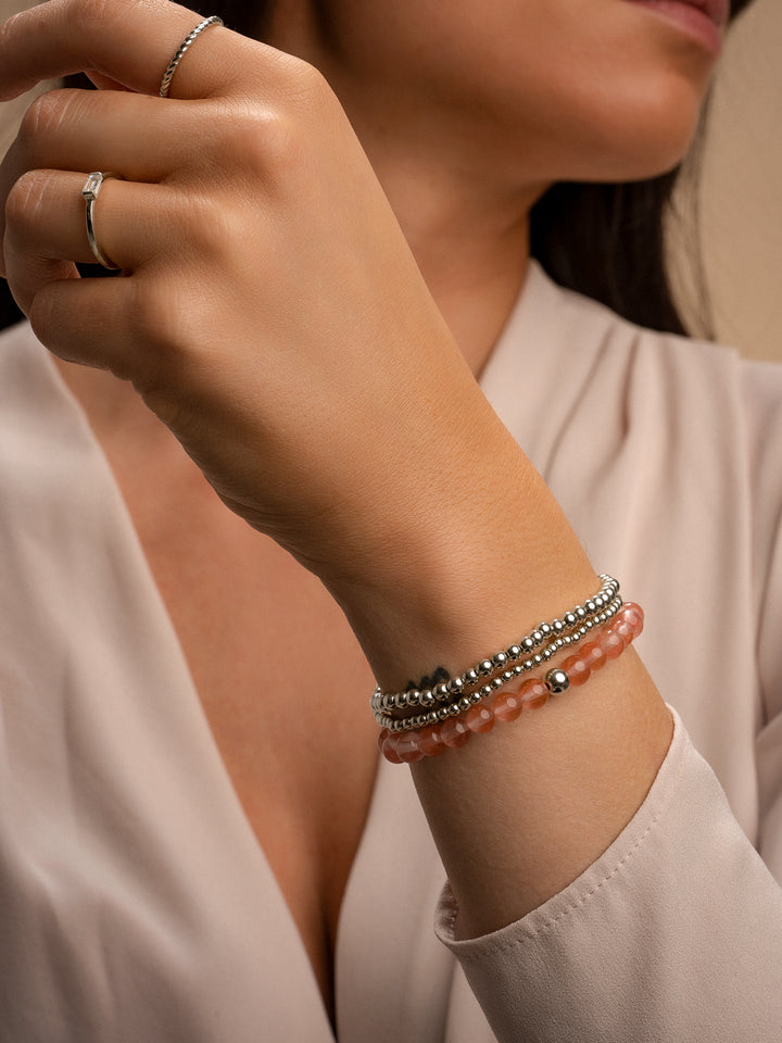 Kralen armband met zilveren beads en gepolijste cherry quartz beads #kleur_zilver