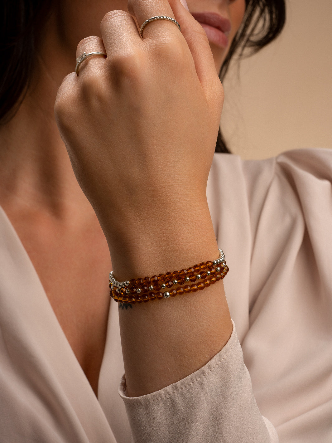 Pols met stack armbanden beads in citrine quartz line, mix en 4mm #kleur_zilver